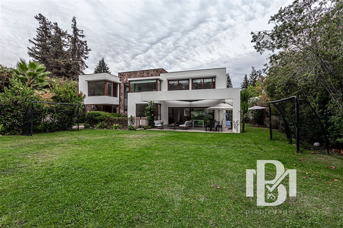 Casa Medi En Venta De 5 Dorm. Los Dominicos Las Condes