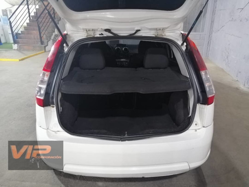 Imagen 10 de 12 de Ford Fiesta Max Sincronico