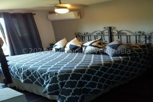 En Venta Casa Varios Niveles Ubicada En Buena Zona Del Hatillo 24-28093