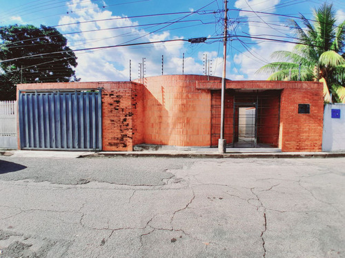 Casa En Venta, Sector La Cooperativa, Maracay.