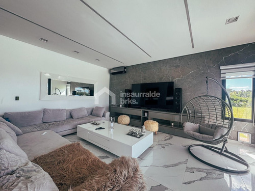 Casa En Venta En El Yacht Nordelta, Tigre! 3 Plantas Y 4 Dormitorios Con Sala De Microcine!