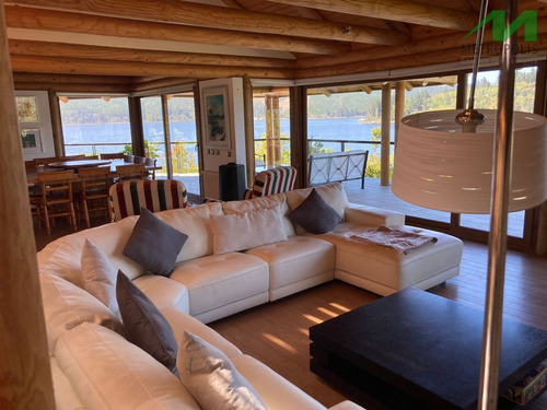 Casa En Venta De 5 Dorm. En Vichuquén