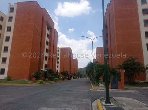 Encantador Apartamento En Venta Al Este De Barquisimeto, -24--21-701-- Con Planta Electrica, Emilein, Areas Verdes, Vigilancia 24/7, Leon, Excelente Vista Panoramica, Parque, Canchas, Salon De Fiesta.