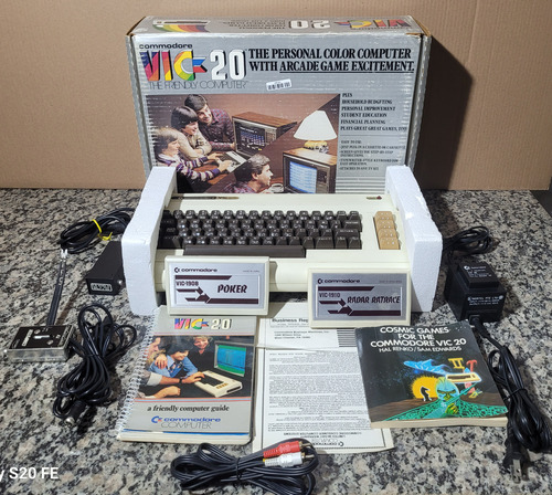 Computador Antigo Commodore Vic 20 + Datasette (funcionando) (Usado)
