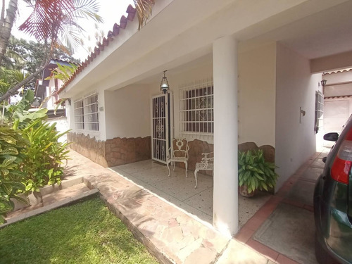 Tibisay Rojas Vende Casa De Un Solo Nivel En Urbanización Trigal Norte   Cod. 206504