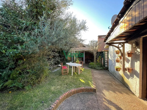 Casade 2 Dormitorios Con Apartamento En La Floresta Sur