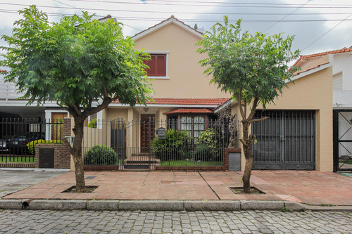 Venta De Casa 5 Ambientes Con Piscina En Haedo Sur