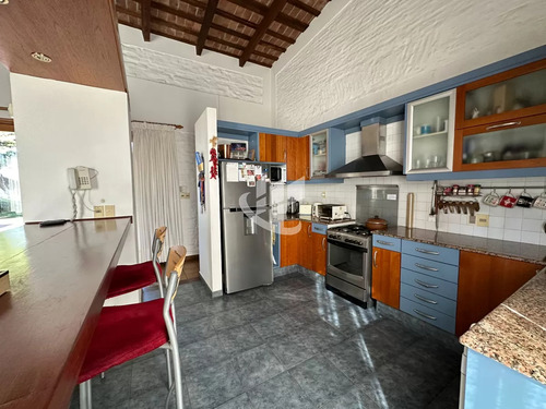 Casa Centrica En Mercedes Lista Para Ingresar, Con 1.000 M2 De Terreno