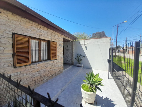 Espectacular Casa En Moreno-excelente Precio-patio Y Parque Lateral-cochera-3amb-
