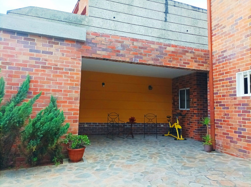 En Venta Casa De 2 Plantas Precio De Oportunidad, Cocina Concepto Abierto, Calle Cerrada, Urbanización Alto Hatillo. Ln