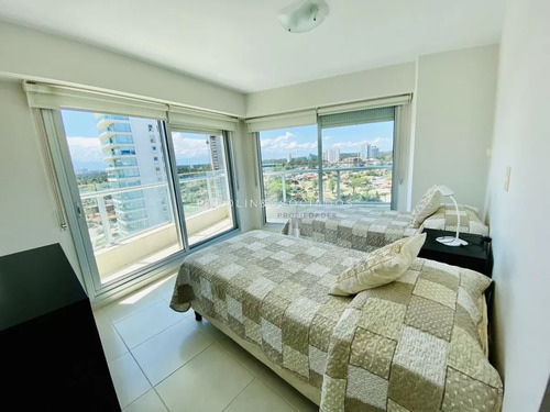 Apartamento En Venta De 3 Dormitorios En Seasons Tower, Punta Del Este.