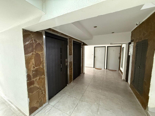 Venta De Departamento 3 Ambientes A Metros Del Centro De Wilde, Excelente Ubicacion.