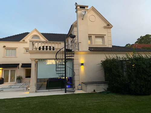 Hermosa Propiedad En Venta En Barrio Privado Santa Ana