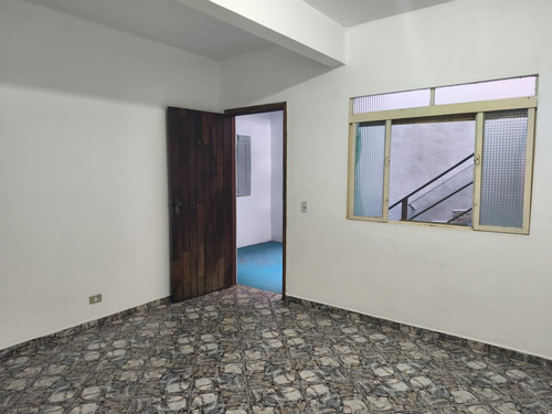 Aluga Se Casa Grande Com 3 Quartos, 2 Banheiros E Lavanderia