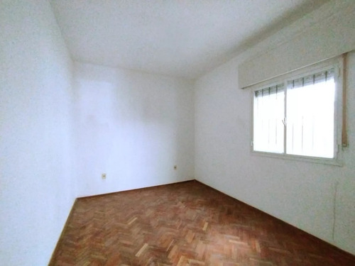 Alquiler En La Teja, Casa De 2 Dormitorios Al Frente, Con Jardin Y Rejas, Patio Chico Con Parrillero, Sin Gastos Comunes