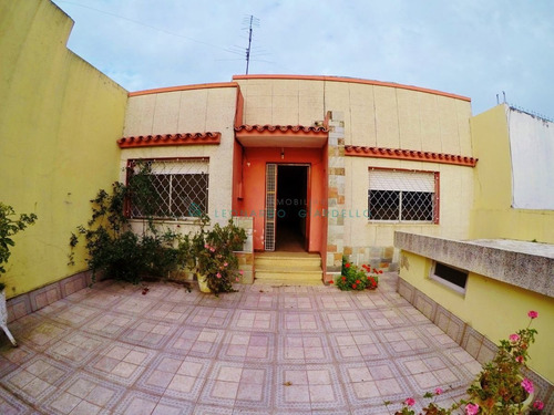 Imagen 2 de 8 de Colonia Del Sacramento - Casa De 2 Dormitorios Céntrico