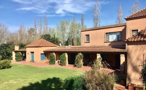 Amplio Jardín Con Pileta Y Galería