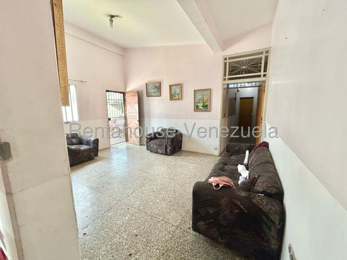 Dennymar, Vende Espectacular Casa En Avenida Principal Del Centro De Barquisimeto Cuenta Con 2 Locales Comerciales Y Todo En Optimas Condiciones. Con Todos Los Servicios Basicos B5a18806