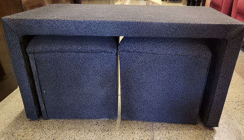 Mesa Con 2 Puff Cubos Tapizados En Tela O Cuerina