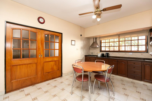 Casa 5 Ambientes Con Cochera, Fondo Libre Con Pileta Y Quincho