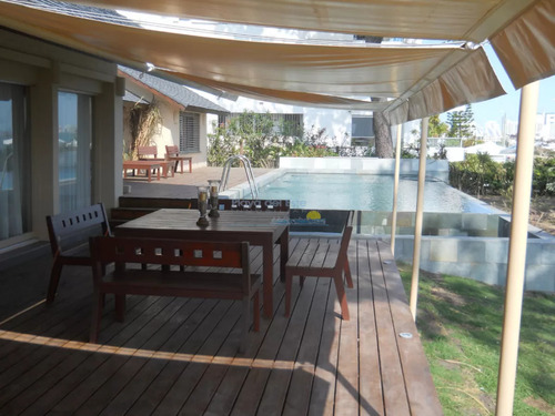 Excelente Chalet Sobre Primera Línea Con Vista Directa Al Mar