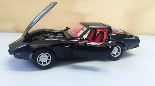 Chevrolet Corvette Negro. 18cms De Largo Escala 1:24. Metal