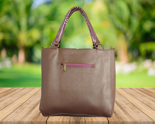 Imagen 3 de 7 de Bolsa De Mano De Dama, De Hello Kitty En Color Dorado Oscuro