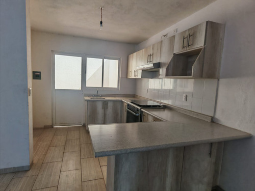 Fracc. Vista Azul A Unos Pasos De Tec Milenio Cerca Del Libram.surpte Casa En Esquina De 4 Recamaras Con Closets Y Estudio En Pb, Espacios Amplio E Iluminados