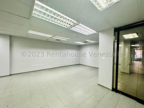 Se Alquila Hermoso Edificio Comercial Ubicado A Pie De Calle En Chacao