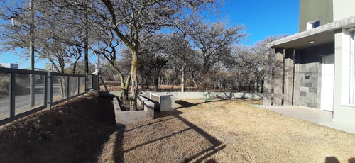 Casa En B° Cerrado Para 15 Personas, Pileta, Quincho, Galeria, Seguridad 24 Hs Y Hermosa Vista