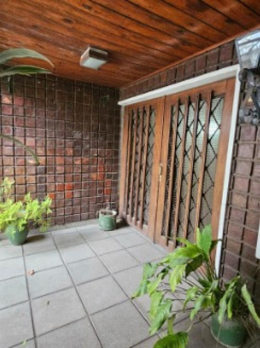 Casa En Venta - 2 Dormitorios 1 Baño - 110mts2 - Remedios De Escalada