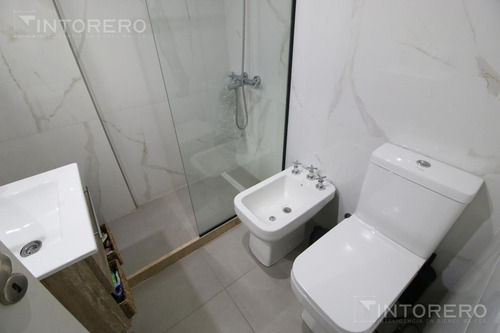 Departamento En Venta De 4 Ambientes Con Balcón Aterrazado Y 3 Cocheras Cubiertas En Morón.