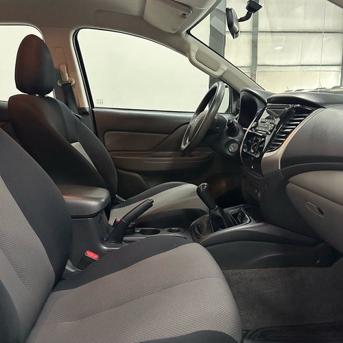 Mitsubishi L200 2.4 Cabina Doble 4x2 Mt