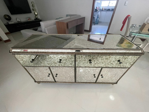 Credenza Cubierta De Espejos