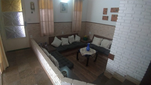 Excelente Sobrado Em Bairro Tranquilo, Perto Do Centro. Rua Sem Saída, Terreno Com 2 Frentes. Estuda-se Permuta.
