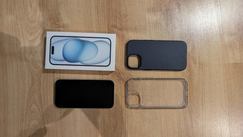 Iphone 15 De 128gb, 95% De Bateria Y Dos Fundas Marca Spigen Azul (Usado)