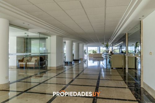 Apartamento De 3 Dormitorios En Playa Brava, Primera Linea
