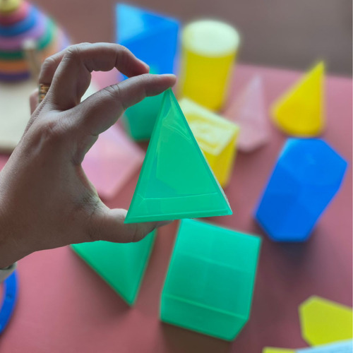 Sólidos Geométricos Em Plástico - Kit 11 Peças Coloridas | Pirâmides, Prismas, Cone, Cubo, Esfera | Material Didático Completo Com Manual E Videoaulas | Ideal Para Ensino De Geometria Em Sala De Aula