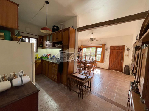 Hermosa Y Grande Casa A La Venta, Ubicada En Pinares Atlántida, 5 Dormitorios, 3 Baños, Frente Y Fondo. Inm Atlántida.