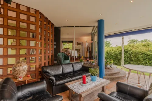 Casa En Venta En El Tesoro. Cod V11847