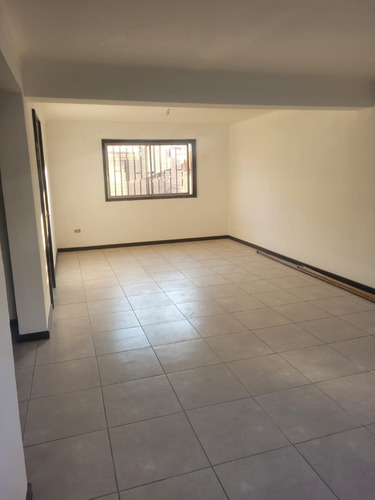 Cómoda Casa Recien Remodelada, Sector Residencial