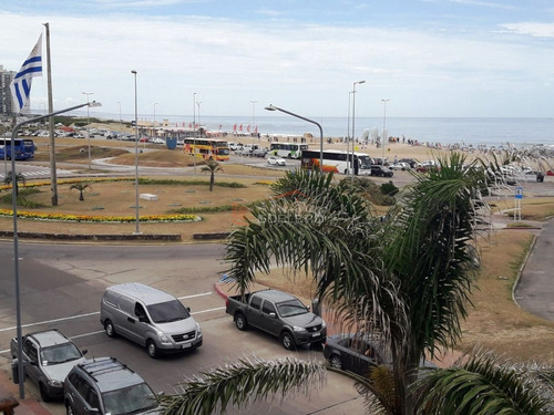 Local Sobre Avd. Gorlero En Punta Del Este, Península, Venta Alquiler, Amplio Local En Planta Baja + Otro En Sub Suelo Independiente + 2 Apartamentos- Ref: 21752