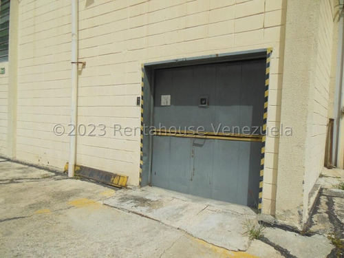 Edificio Industrial Con Mucho Potencial En Venta En La Yaguara Smb 24-10718 Yy