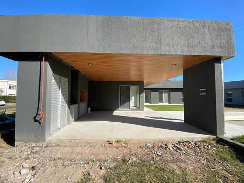 Casa De 2 Dormitorios Con Pileta Y Parrillero - San Eduardo- A Estrenar