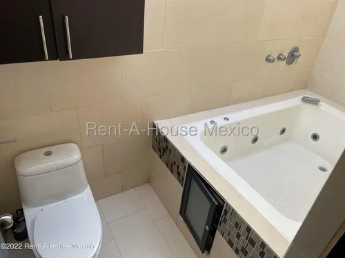 Casa Con Cuarto De Servicio, 4 Recámaras, Área De Tv. Cumbres Del Lago - Venta Rah2204