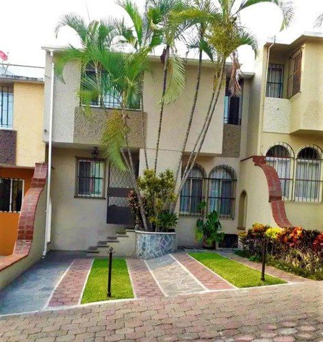 Casa En Condominio En Venta , 3 Recs, 2 Baños, Jardín Y Garage En Cuernavaca, Centro