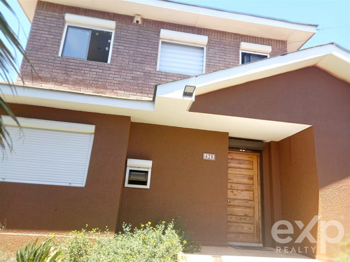 Casa En Venta De 4 Dorm. En Algarrobo