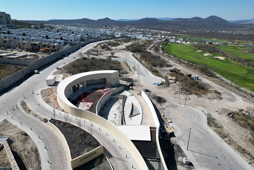 Terreno De 718m² Colindante A Campo De Golf, Clúster De Solo 38 Lotes, Zibatá, Qro.