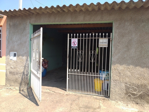Imagem 1 de 8 de Casa Com Três Dormitórios Sala Cozinha Banheiro, Dispensa