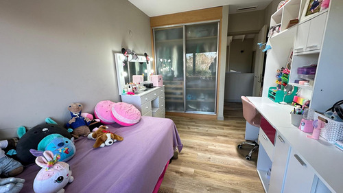 Venta/ Permuta Casa 4 Dormis Y Comodín En Funes Hills San Marino